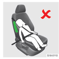 Skoda Karoq. Ein falsch gesichertes Kind in falscher Sitzposition - gefährdet durch den Seitenairbag