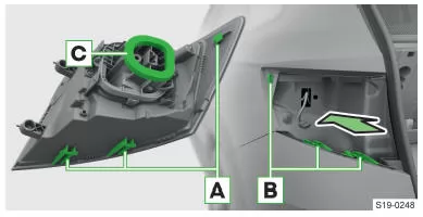 Skoda Karoq. Leuchte einsetzen und befestigen